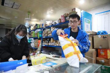 四川觀察：跟著小哥送年貨，感受中通新變化