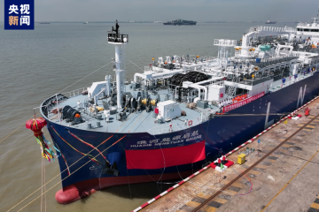 全球首款、中國首制江海直達(dá)型（LNG）加注運(yùn)輸船完工交付