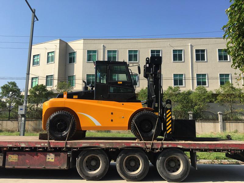 設(shè)備搬運(yùn)13.5噸叉車(chē)|采購(gòu)出租重型13.5噸叉車(chē)價(jià)格